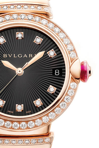 自動巻き、18KPGケース、ダイヤモンド、ピンクストーン、ケース径33mm、459万円<br /><br />ブルガリ ジャパン<br />Tel. 03-6362-0100