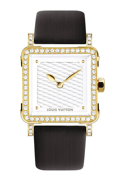 クォーツ、18KYGケース、ダイヤモンド、パウダーサテンストラップ、ケースサイズ23×23mm、151万7400円（税抜）<br /><br />ルイ・ヴィトン カスタマーサービス<br />Tel. 03-3478-2100