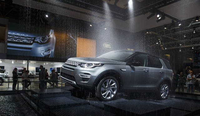 ランドローバー ディスカバリー スポーツは「フローティングルーフ」というスタイルを採用