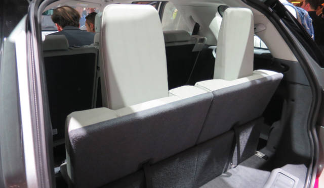 ディスカバリー スポーツのサードシートは床下収納式