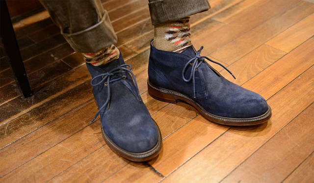 小黒氏が<strong>「CHEANEY（チーニー）」</strong>を選んだ理由は、「ストームウェルトでボリューム感があり、丸みのあるフォルムと合わせてカジュアルスタイルに映える一足です。今シーズンはネイビーが人気で、これはスエードのアンティーク仕上げがポイント。ツイードジャケットに似合うチャッカです」