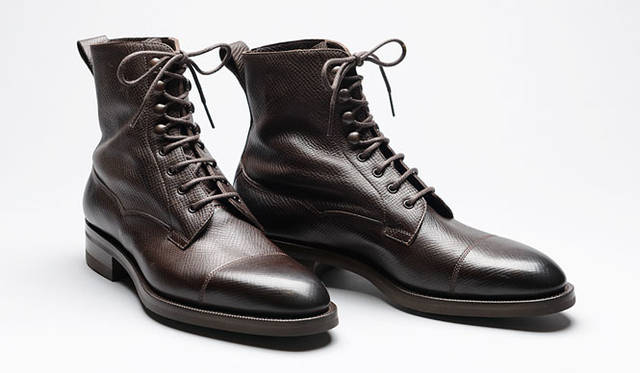 <strong>「Edward Green（エドワードグリーン）」</strong>　このモデル「GALWAY」は、あたらしいカーフ“ユタカーフ”を使用。エドワードグリーンらしいベーシックなブーツにソフトなシボ革をのせて、カントリースタイルをアピールする。19万80円