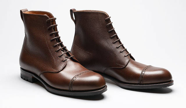 <strong>「CARMINA（カルミナ）」</strong>　軍靴つくっていたこともあるカルミナのレースアップブーツは、ほどよいボリューム感のある木型を採用し、型押しをほどこしたアッパーの革とでミリタリー感覚も楽しめる。7万8840円