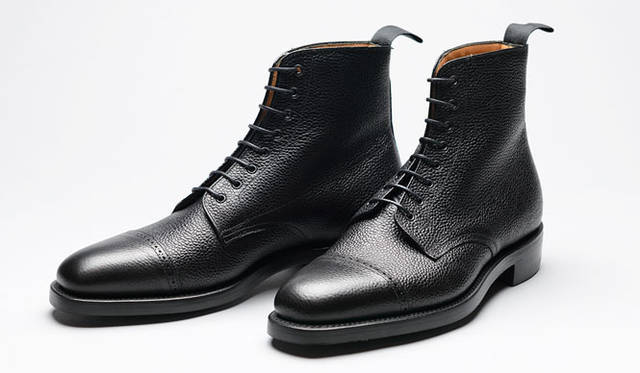 <strong>「Grenson（グレンソン）」</strong>　無骨な靴づくりに定評のあるグレンソンのブーツは、凹凸感のあるシボ革で、男らしい印象を与えてくれる。7万1280円