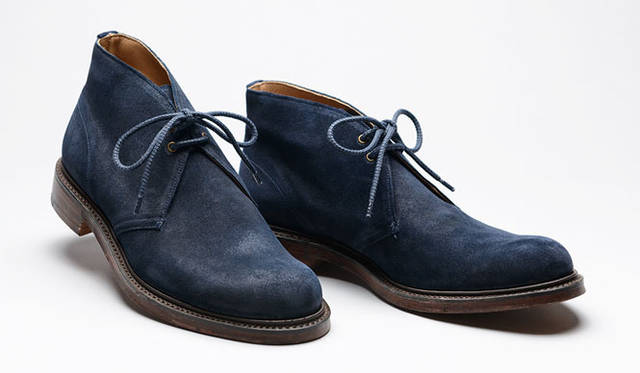 <strong>「CHEANEY（チーニー）」</strong>　このイセタンメンズ別注のチャッカは、アンティーク加工をほどこしたスエードが人気で、着こなしにカジュアル感をプラス。6万1560円