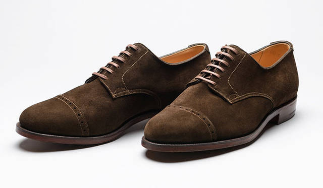 <strong>「Crockett&Jones（クロケット＆ジョーンズ）」</strong>　クロケット＆ジョーンズのアーカイブモデルの復刻で登場したのは、もともとチャッカブーツに使われていた200番木型を短靴に落とし込んだ一足。パンチキャップトゥと6アイレットでクラシック感があり、ステッチを効かせたのもポイント。8万6400円