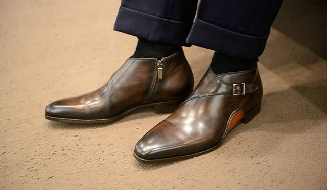 佐藤氏が<strong>「MAGNANNI（マグナーニ）」</strong>を選んだ理由は、「ソールをめくったような、マグナーニの代名詞ともいえる“オパンケ仕様”やシャープなフォルムが魅力。見た目ほど幅は狭くなく、軽くて履きやすい一足です。スーツ好き、ドレスシューズ好きの方にお勧めです」