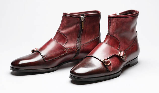 <strong>「Santoni（サントーニ）」</strong>　サントーニらしく高級感あるダブルモンクは、アンティーク仕上げで色気を放つ一足。13万5000円