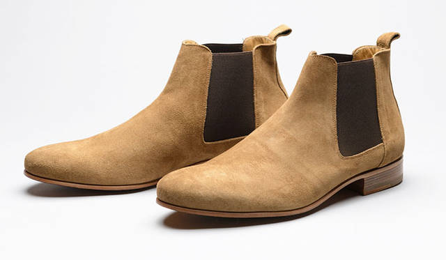 <strong>「FERRANTE（フェランテ）」</strong>　ドレスシューズの木型をブーツにのせた一足。ベージュのカラーリングは軽快なカジュアル感を演出して、トレンドカラーのグレーと相性が良いのもポイント。5万8320円
