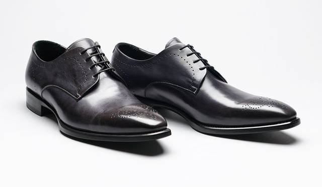 <strong>「ISETAN MEN’S（イセタンメンズ）」</strong>　「イセタンメンズ」は、木型を日本から持ち込んでナポリでつくっている伊勢丹オリジナルブランド。ベージュの状態からハンドペインティングしているコスパの高い一足。4万2120円