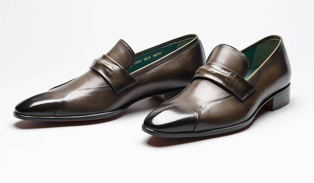 <strong>「madras（マドラス）」</strong>　バックルの炙り出し、山型になったトゥ、アンティーク加工の独特のカラーリングなど、国産のマドラスだがエッジの効いたスリッポン。4万1040円