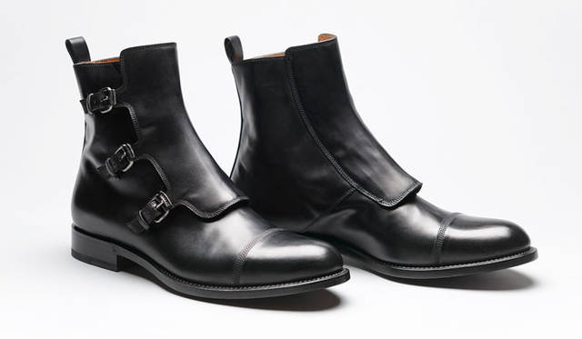<strong>「SARTORE（サルトル）」</strong>　全体にボリューム感がある無骨なデザインに、ソフトなカーフを使うというギャップが面白いサルトルのブーツ。トリプルバックルや4本ステッチなどディテールもモダン。11万8800円