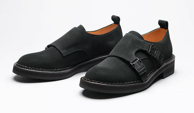 <strong>「Hender Scheme（エンダースキーマ）」</strong>　エンダースキーマが提案する“ネオ・モンク”は、人気モデルの黒のスエードバージョン。プラスチック製のバックルがスポーティな印象をアピール。4万9680円