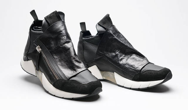 <strong>「CINZIA ARAIA（チンツァ・アライア）」</strong>　デザインがモード志向のチンツァ・アライアのジップ使いのスニーカー。革とゴムの異素材コンビで、内側にはネオプレーン素材使用でフィット感も楽しめる。10万440円