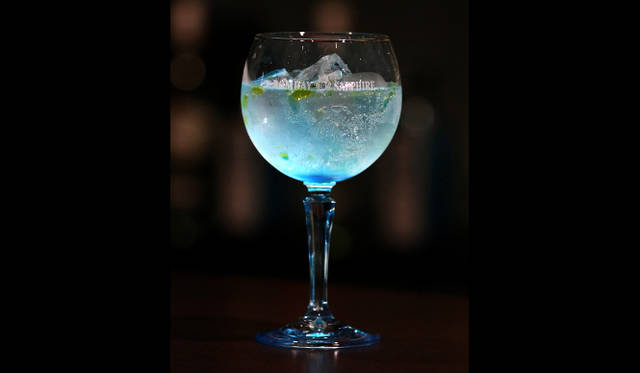 青く色づけたボンベイ・サファイアに浮かぶオリーブオイルが「Mercury」をイメージさせる神秘的なカクテル「37.89°F（ファーレンハイト）」（「A DEGREE FAHRENHEIT」のオリジナルカクテル）