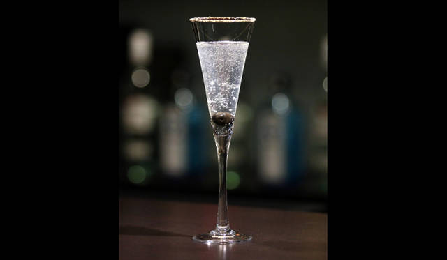 ブラックオリーブとグラスの淵のブラックペッパーでサイレントムービーの官能感を表現した「silent」（「alice auaa」のオリジナルカクテル）