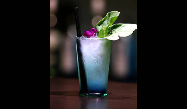 ベースにバカルディを使用した幻想的なカクテル「PAPILLON」（「HANAE MORI designed by Yu Amatsu」のオリジナルカクテル）