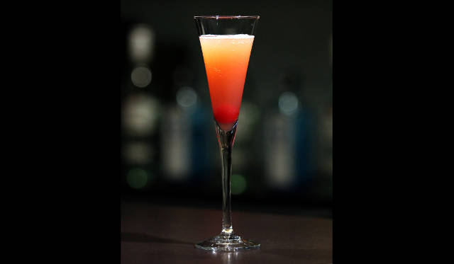 グラスの底のチェリーから広がるグラデーションが美しい「AMARTA（アムリタ）」（「SOMARTA」のオリジナルカクテル）