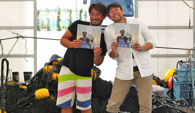 『東松島 食べる通信』編集長の太田将司氏（右）と、定置網漁を営む大友康広氏（左）