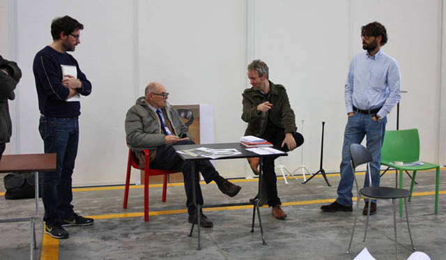 <strong>MAGIS｜マジス</strong>　日本独自企画エキシビション「Material and Inspiration（マテリアル＆インスピレーション）」展<br>マジス社での打ち合わせの様子