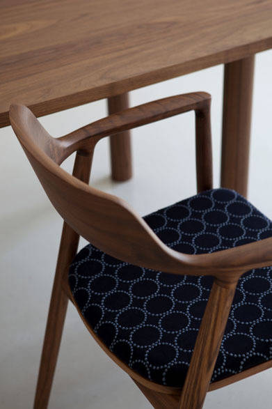 「HIROSHIMAアームチェア」（主材：ウォルナット材、塗装：ウレタン樹脂塗装、塗色：ナチュラルクリア、サイズ：W560×D530×H765×SH430 mm）16万5240円（受注生産／納期約6週間）