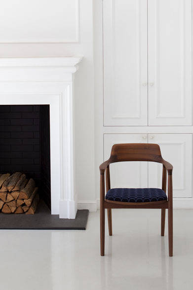 「HIROSHIMAアームチェア」（主材：ウォルナット材、塗装：ウレタン樹脂塗装、塗色：ナチュラルクリア、サイズ：W560×D530×H765×SH430 mm）16万5240円（受注生産／納期約6週間）