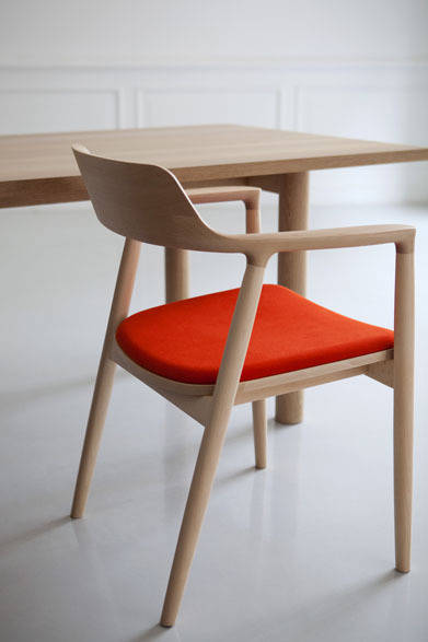 「HIROSHIMAアームチェア」（主材：ビーチ材、塗装：ウレタン樹脂塗装、塗色：ナチュラルホワイト、サイズ：W560×D530×H765×SH430 mm）11万3400円（受注生産／納期約6週間）