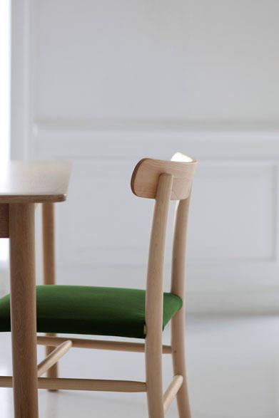 「Lightwoodチェア」（主材：メープル材、塗装：ウレタン樹脂塗装、塗色：ナチュラルクリア、サイズ：W468×D461×H762×SH447 mm）5万4000円（受注生産／納期約6週間）