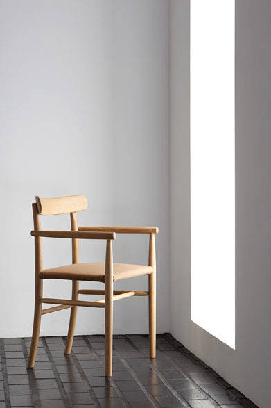 「Lightwoodアームチェア」（主材：オーク材、塗装：ウレタン樹脂塗装、塗色：ナチュラルホワイト、サイズ：W522×D472×H778×SH447 mm）8万6400円（受注生産／納期約6週間）