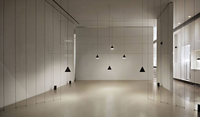 <strong>FLOS｜日本フロス</strong>　