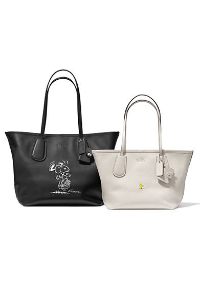 （左より）Snnopy Caoch Taxi Tote 28 Black　6万8000円（税抜）、Snoopy Coach Taxi Tote 24　Chalk 6万円（税抜）
