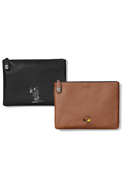 （左より）Snoopy Extra Large Folio Black 4万円（税抜）、Snoopy Large Folio Saddle 3万4000円（税抜）