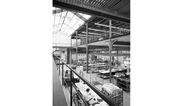 ブリュッセルにあるデルヴォーの本社を訪ねた。古い工場団地の一棟をリノベートしたその場所で、特に印象に残ったのが「列柱」。いまから100年以上前のスティール造形は、えも言われぬ艶っぽい曲線を描き、リベットのリズムがなんとも言えない味わいを醸し出していた