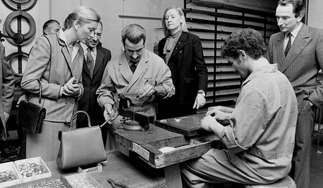 アトリエでは、手仕事だけではなくて、仕事の精度を上げていくために、最新鋭の機械や技術も導入。熟練工の側で手習いする若い見習い職人たち。テクノロジーと職人芸のバランスのいい融合が、常にあたらしい風を吹かせるのだ