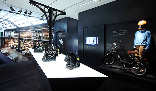 デルヴォーのアトリエから生み出される“ユニークネス”を何点か実際の表参道にも持ち込んだ。たとえば「Solex（ソレックス）」と一緒に作ったバイク。ベルギーを代表するキャラクター、タンタンと一緒に展示することができた