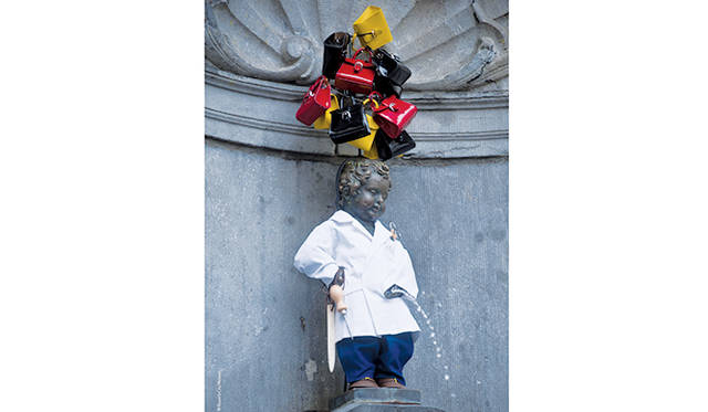 デルヴォーの職人を彷彿とさせる衣装を着た小便小僧