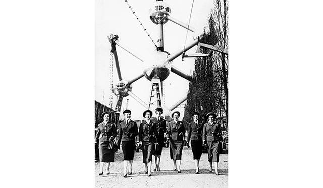 1958年に開かれたブリュッセル王国博覧会「Expo 58」。モニュメントのひとつ、アトミウムの前でデルヴォーのバッグを手に颯爽と歩くコンパニオンたち
