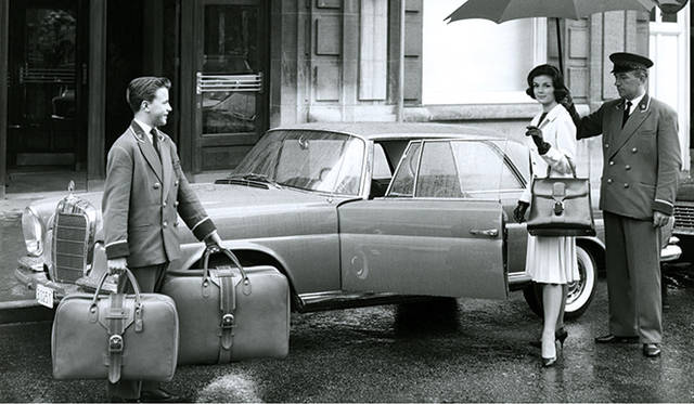 ブリュッセルの「ホテル・メトロポール」前で撮影された「ブリヨン」。1960年ごろの写真