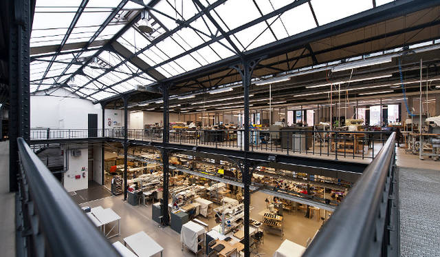 不意に目に飛び込んできた、雑誌『Wallpaper（ウォールペーパー）』に掲載された1枚の写真。職人たちの正確な仕事ぶりや行き交うスタッフの会話、裁断される材料や資材を運ぶ台車の音。お気に入りの“列柱”やガラス貼りの天蓋から注ぎ込まれる陽の光。自分がいいと思った空気がこの写真にはあった　Photo by Mathieu Ridelle