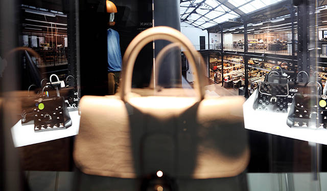 そうだ、この1枚の写真から今回のエキシビションを組み立ててみよう。1枚の写真との出合いから、構成の核が定まった。エントランスは巨大なフォトフレーム。写真と展示物が緻密に組み合わされた、だまし絵のような空間に入りこんでいくイメージ。リアルな“アリス・イン・ワンダーランド（不思議の国のアリス）”と言えばいいだろうか