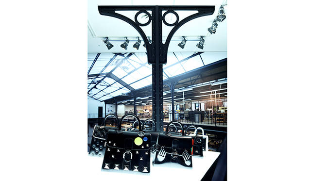 空間の中心にはアトリエの象徴として印象深かった列柱を再現した。天板が斜めに傾いたこの巨大なライティングテーブルこそ、ワンダーランドの要。ファッションショーのランウェイをイメージしたこのテーブルの上を、バッグたちが誇らしげにウォーキングしてくる感じだ