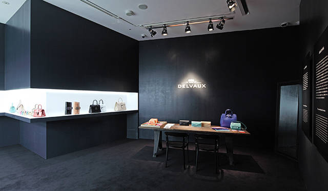 隣の部屋は最新アイテムがずらっと並んだポップアップショップ。ここは商品が引き立つようなシンプルな作りにした。展示カウンターは、アンティーク天板と昔工場で使われていた工作機械の脚部をリプロダクトしたもの