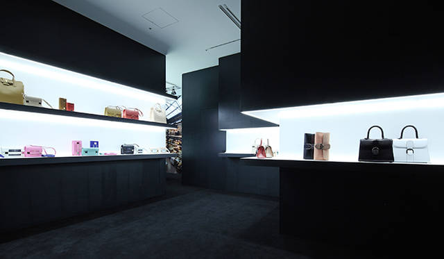 バッグを並べる展示棚には、非日常感を演出するために光を使った浮遊感を表現した