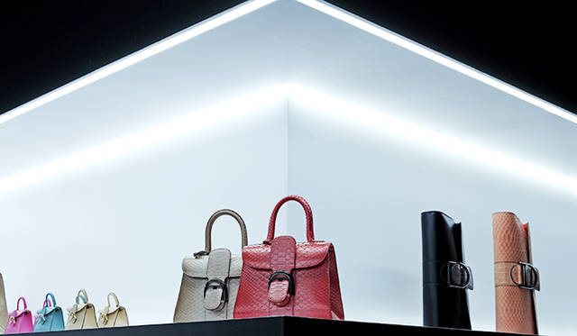 商品棚には支えはなく、必要な棚面が壁から直接つきだしている。その境目は丁寧に埋められまったく奥行きがわからないように工夫した