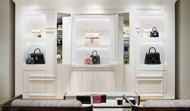 マルティーヌ・フェイペルとジャン・ベシャメイユによってデザインされた「ギャルリー・ド・ラ・レー」内にあるブティックのメイン・ウォールキャビネット