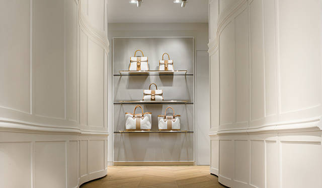 彫刻が施された廊下