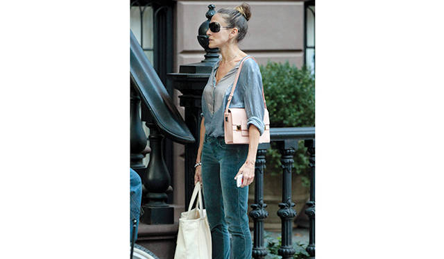 デルヴォーを手にしたセレブたち。写真は「Madame Polo, Poudré」をもつアメリカ人女優、サラ・ジェシカ・パーカー