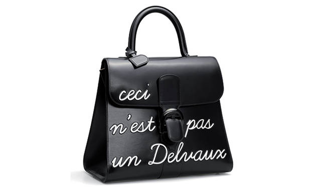 「ブリヨン」の特別モデル「リュムール・ド・ブリヨン」のひとつ。表には「ceci n’est pas un Delvaux（これはデルヴォーではありません）」の文字が