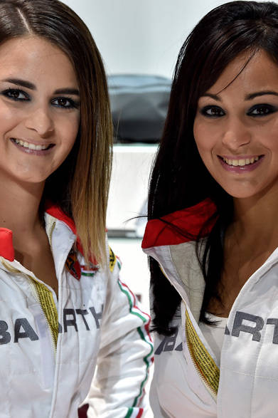 レーシングスーツふう装いの女性はアバルト