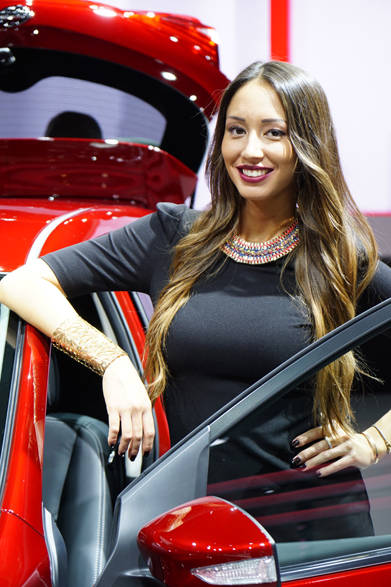 大人っぽいセクシーさが日産パルサーと意外な組合せ